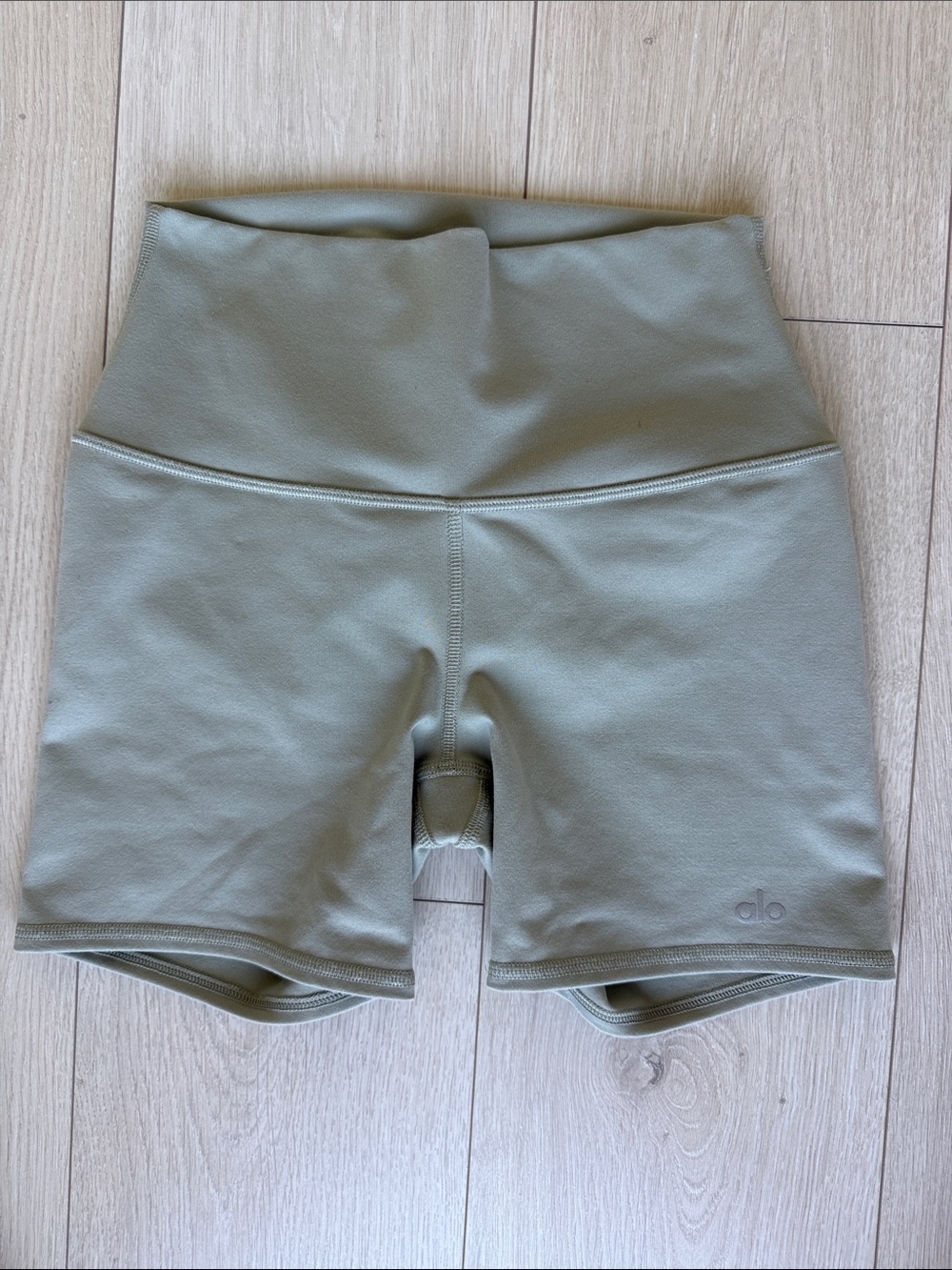 Alo High-Waist Limestone Green Airbrush Bike Shorts XS LN